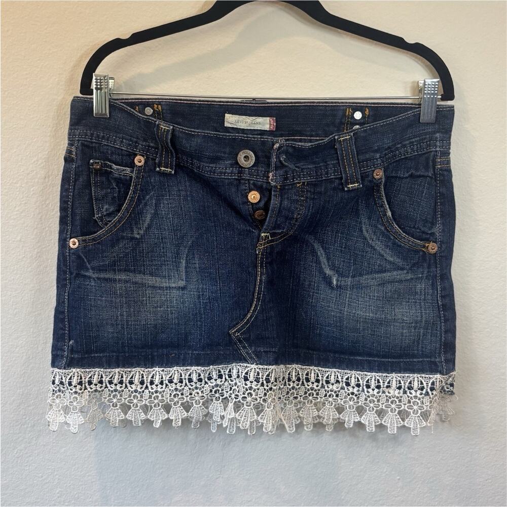 Vintage Levi's Denim Mini Skirt Lace Trim Button Closure Pockets Blue Size 9 Jrs